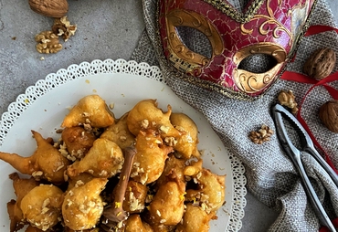 FRITTELLE DI CARNEVALE CON MIELE E NOCI