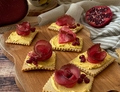 CRACKER DI RISO CON CREMA DI RICOTTA E BRESAOLA