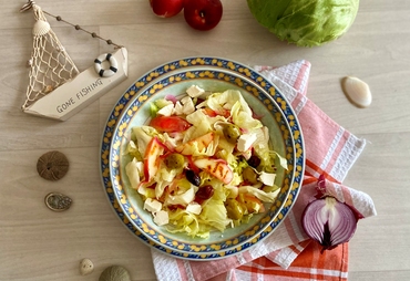 INSALATONA CON FETA E PESCHE: RICETTA LEGGERA